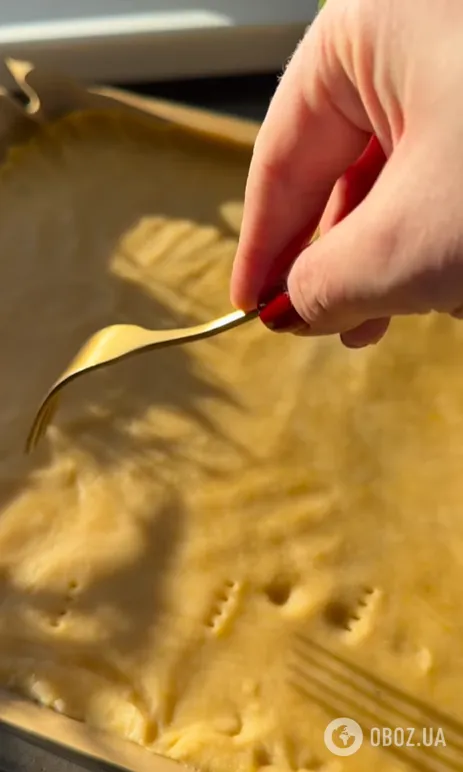 Значительно проще, чем торт: рецепт пирожных "Медовик" на скорую руку