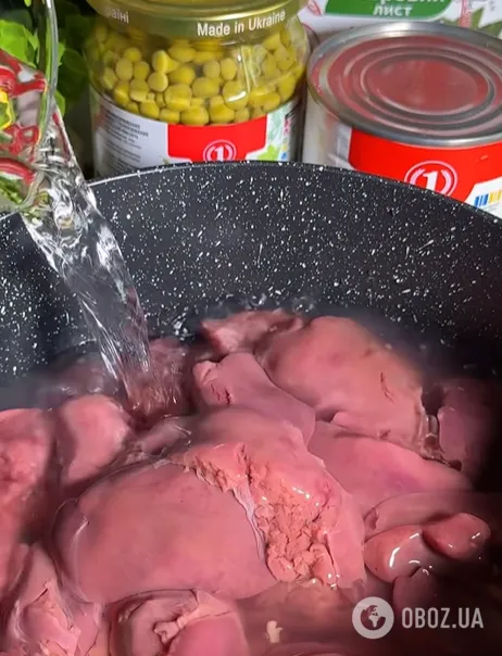 Смачний салат з печінкою і горошком: рецепт на кожен день і на свята