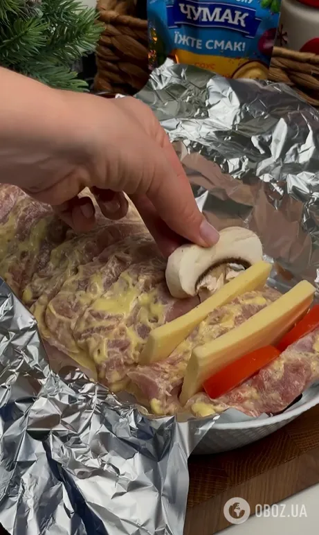 Соковита запечена свинина з грибами та сиром: як смачно приготувати м'ясо