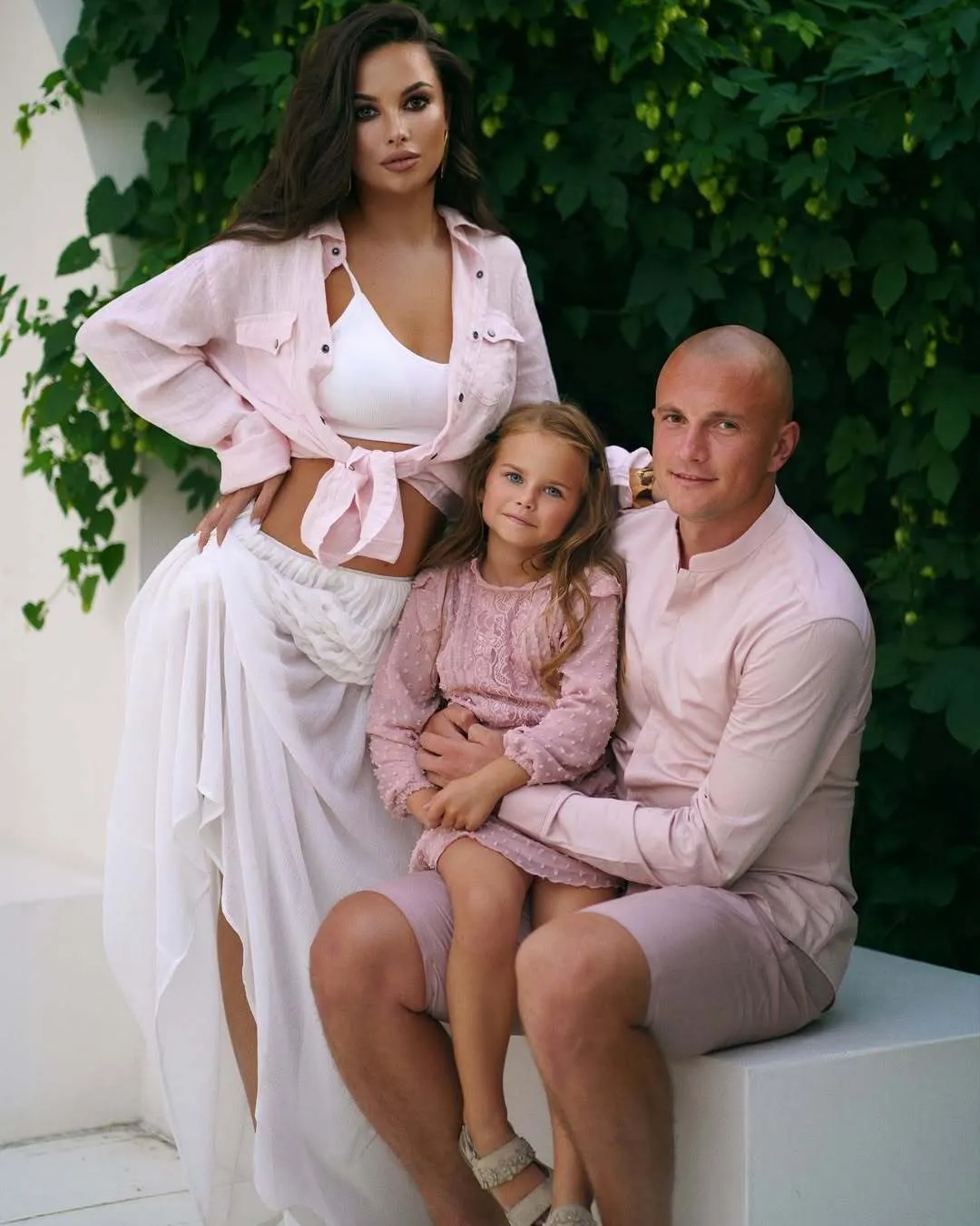 "От машины ничего не осталось": известный украинский футболист с женой и дочкой попал в страшное ДТП. Видео