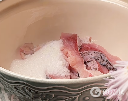 Смачніше, ніж оселедець: слабосолоний товстолоб зі спеціями та цибулею