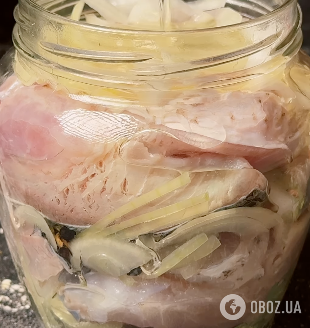 Смачніше, ніж оселедець: слабосолоний товстолоб зі спеціями та цибулею