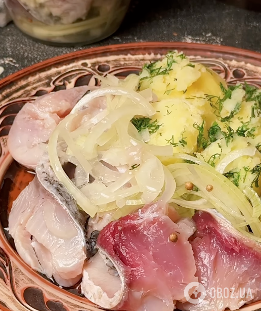 Смачніше, ніж оселедець: слабосолоний товстолоб зі спеціями та цибулею