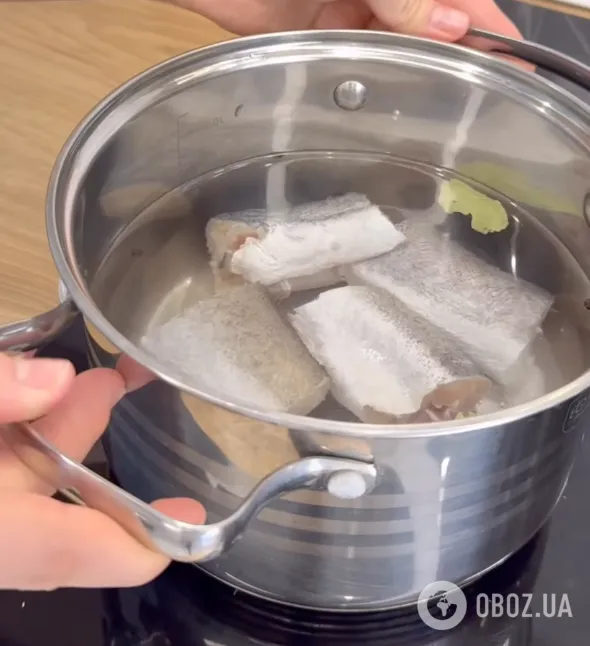 Смачний хек у сметанному соусі з овочами: рецепт ідеальної страви для обіду та вечері