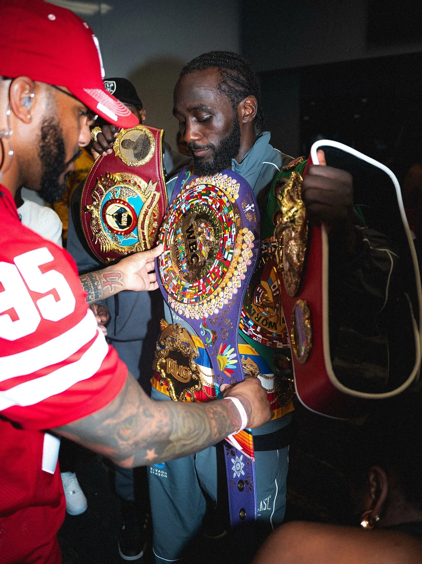 Лучший боксер мира внезапно завершил карьеру, уйдя непобедимым на пике славы. Видео