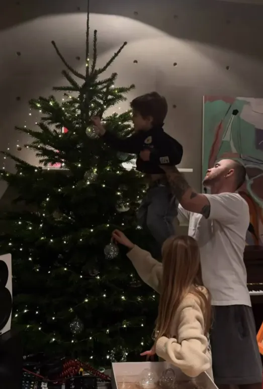 Как звезды украшают дома к праздникам: 10 фото новогодних идей, которые вдохновят каждого