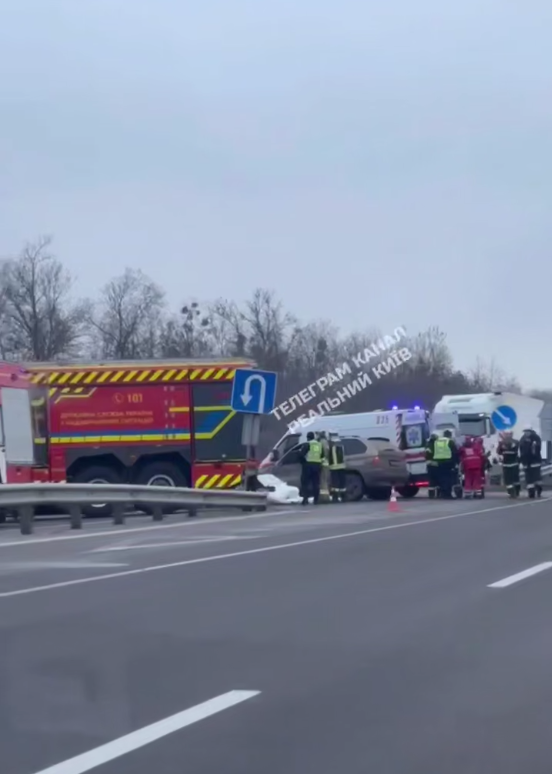 На Київщині зіткнулись вантажівка та легковик: є постраждалі, на Житомирській трасі виник затор. Фото та відео