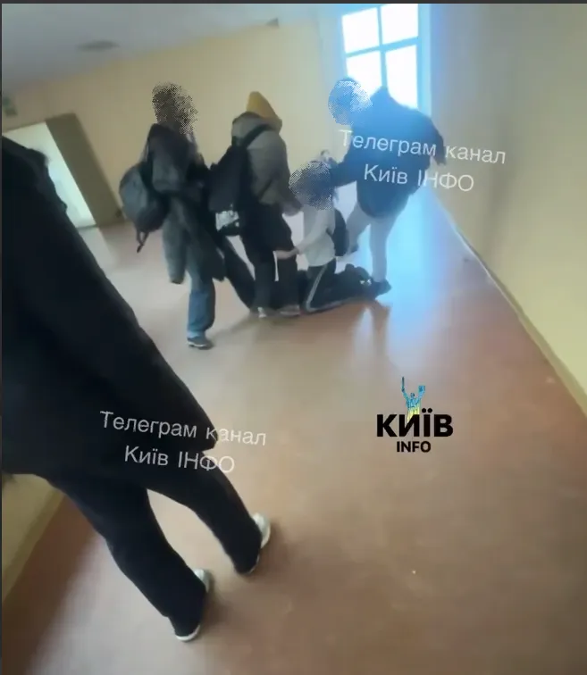У Києві в школі хлопці побили дівчинку: на інцидент відреагувала поліція. Подробиці та відео