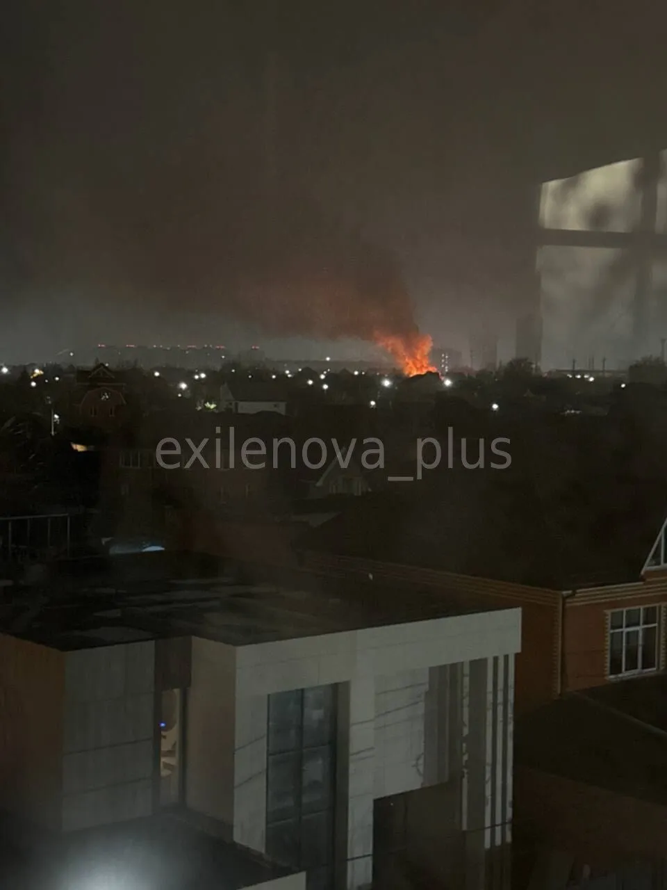 В Ростове и Батайске прогремели взрывы: поражен танкер, вспыхнули пожары. Фото и видео