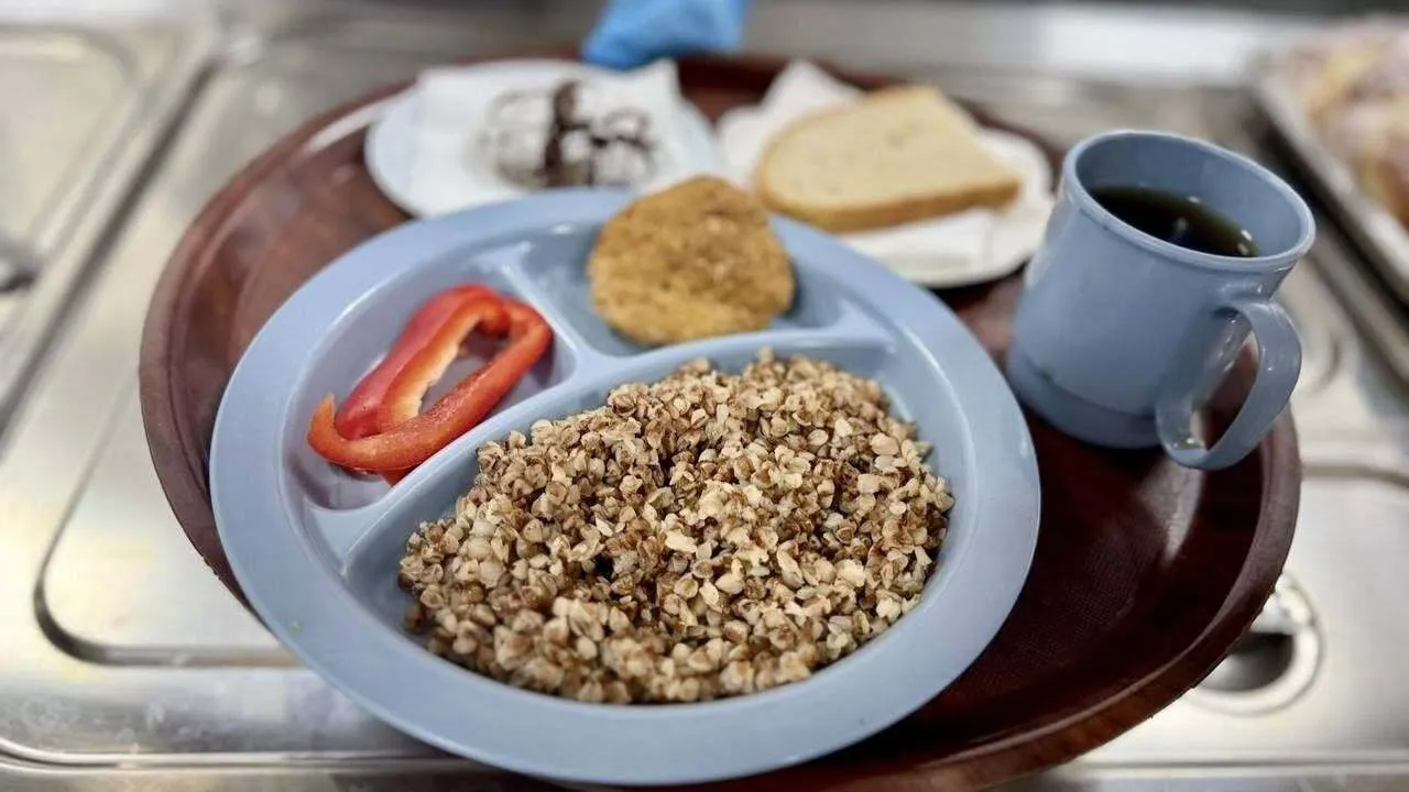 Фабрика-кухня з Бучі назвала страву, яку прибрала зі шкільного меню: діти категорично відмовлялися їсти