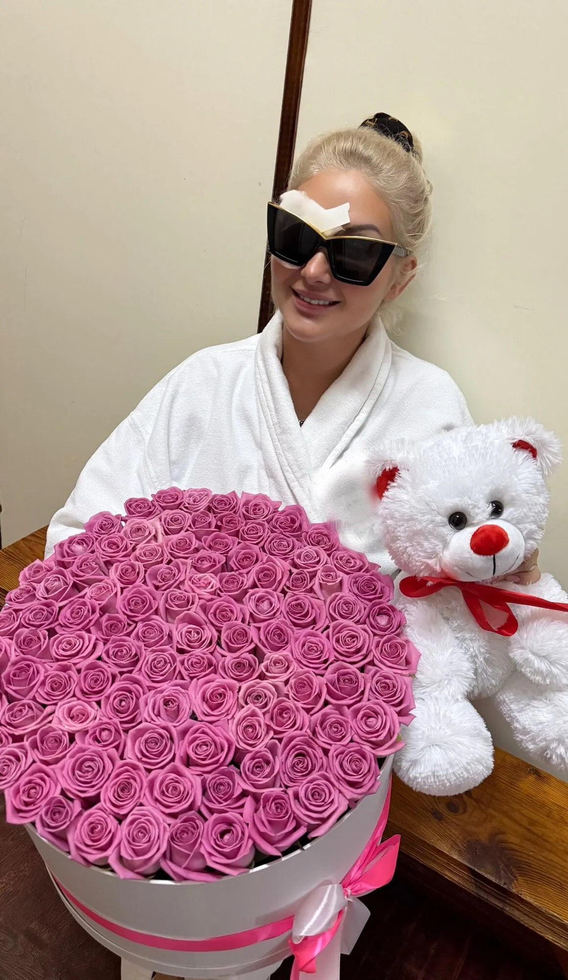 Катерина Бужинська, яка не виходила на сцену два місяці, перенесла складну операцію на обличчі та показала, який вигляд має тепер