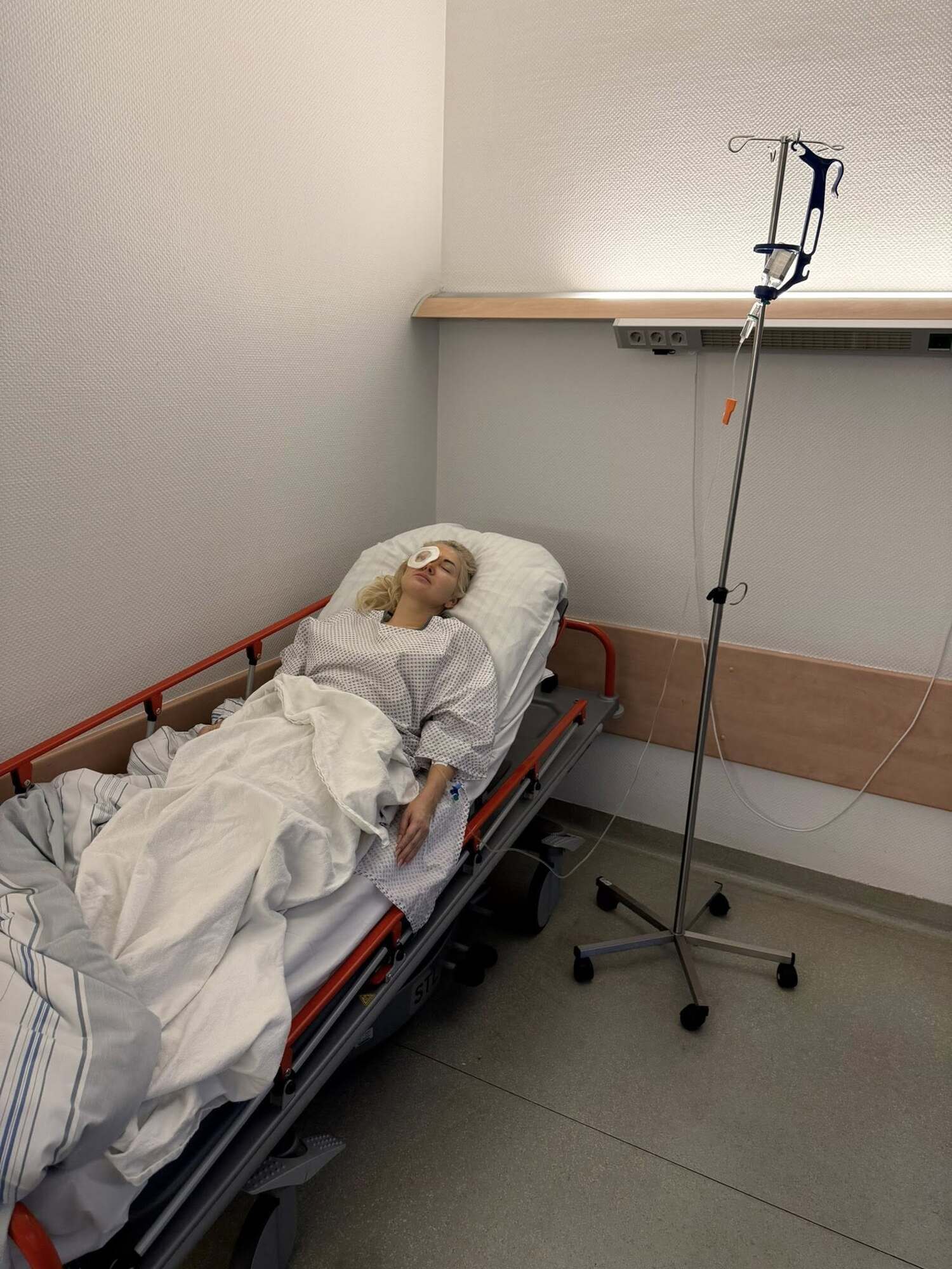 Катерина Бужинська, яка не виходила на сцену два місяці, перенесла складну операцію на обличчі та показала, який вигляд має тепер