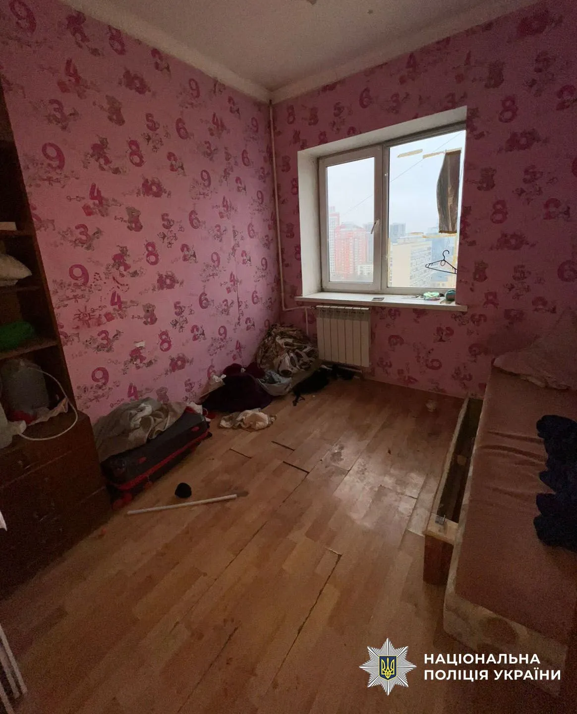 У Києві чоловік під час конфлікту задушив знайомого кайданками. Подробиці справи та фото