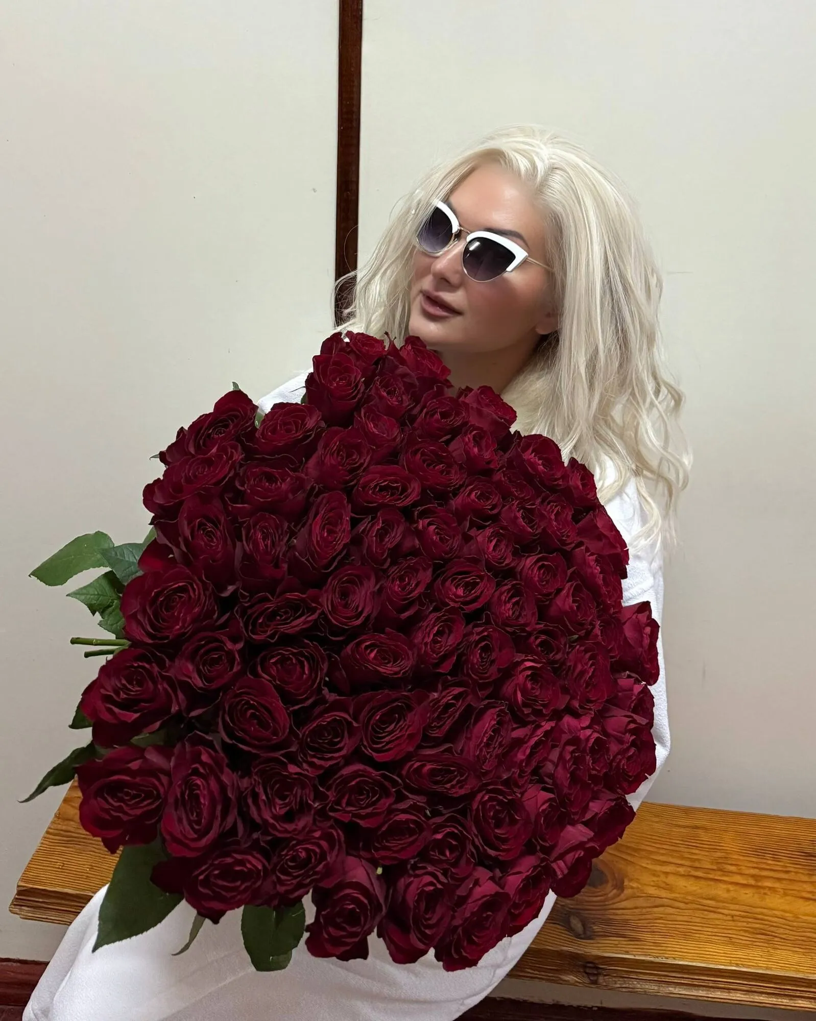 Катерина Бужинська, яка не виходила на сцену два місяці, перенесла складну операцію на обличчі та показала, який вигляд має тепер