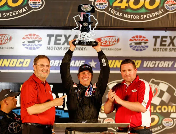 Легендарный чемпион NASCAR погиб вместе с женой и детьми, разбившись в авиакатастрофе. Видео