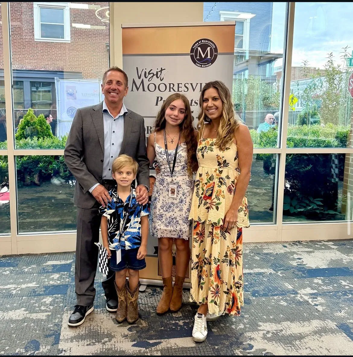 Легендарный чемпион NASCAR погиб вместе с женой и детьми, разбившись в авиакатастрофе. Видео