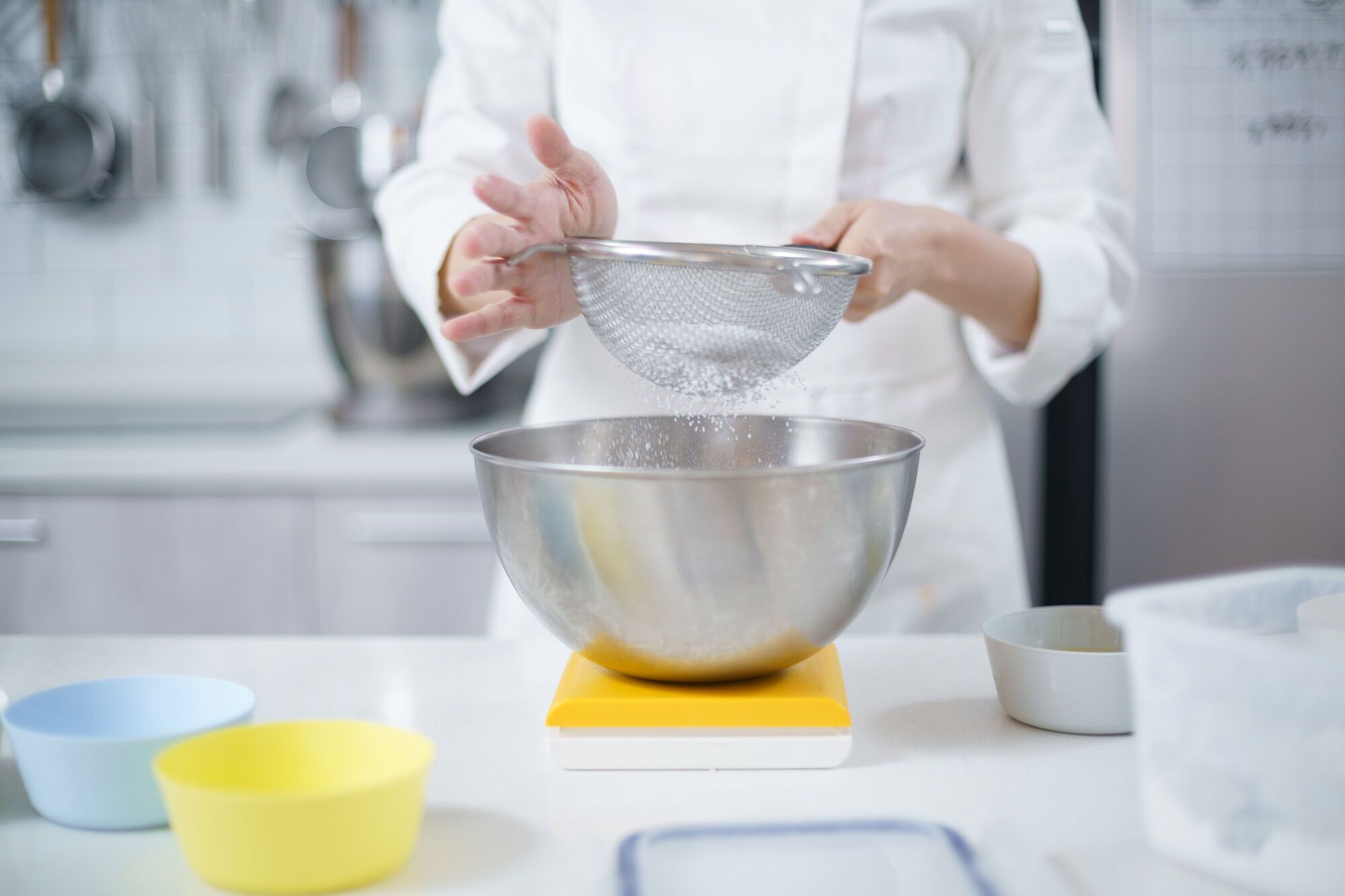 Ви неправильно миєте сито після борошна:  виявляється, це робиться значно простіше