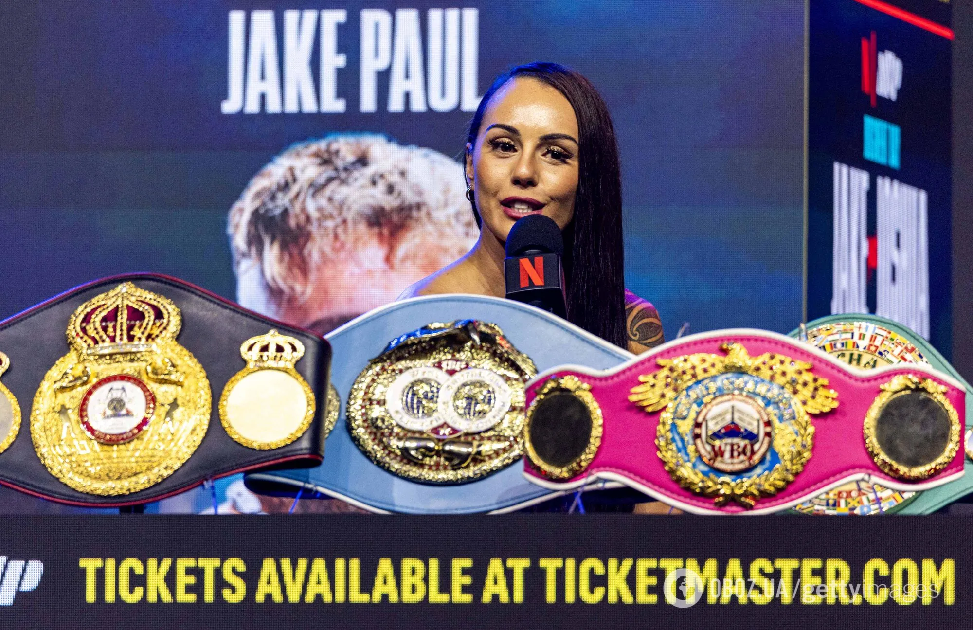 Абсолютная чемпионка мира по боксу разделась до прозрачного белья на взвешивании перед боем. Видео