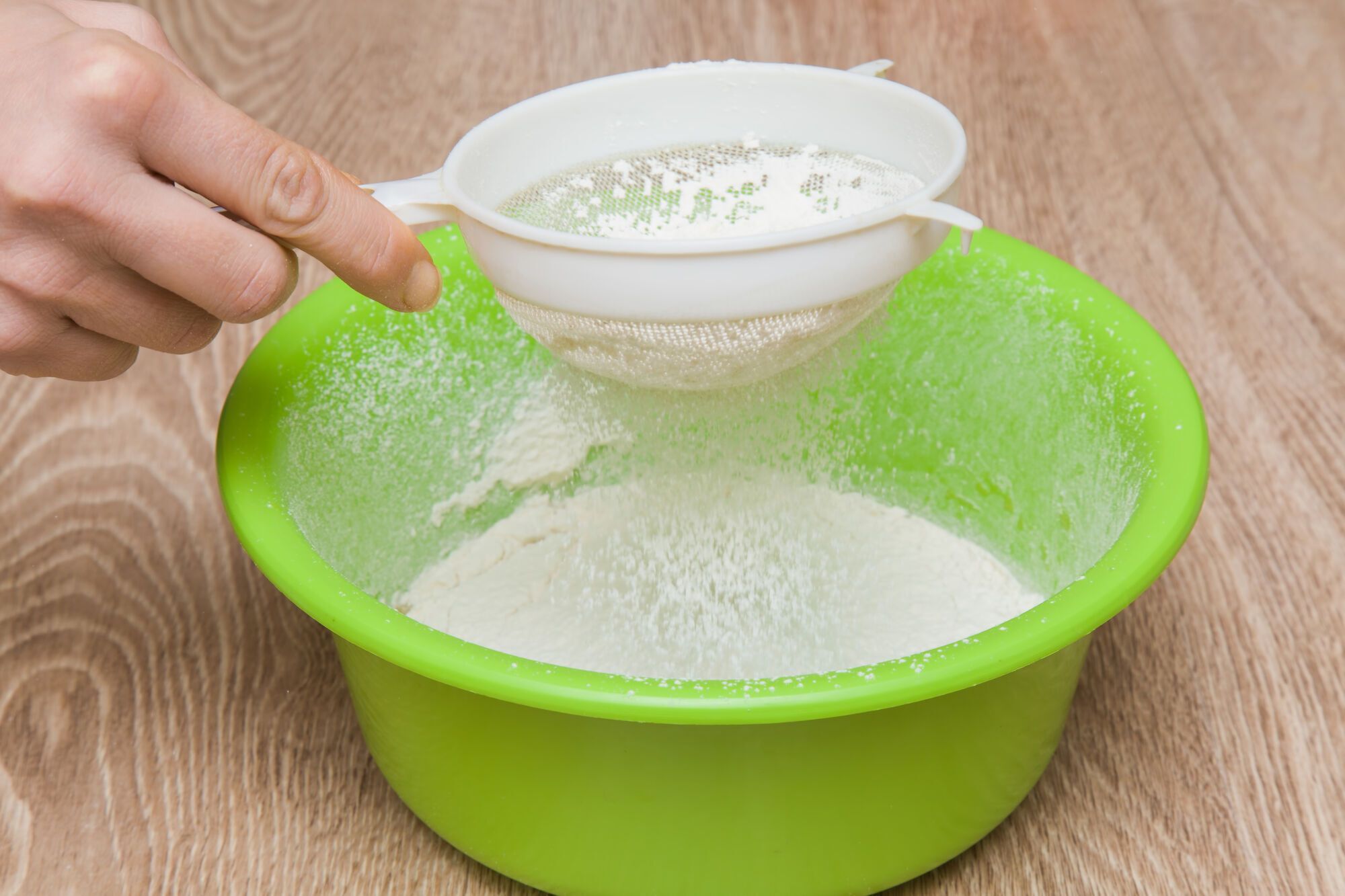 Ви неправильно миєте сито після борошна:  виявляється, це робиться значно простіше