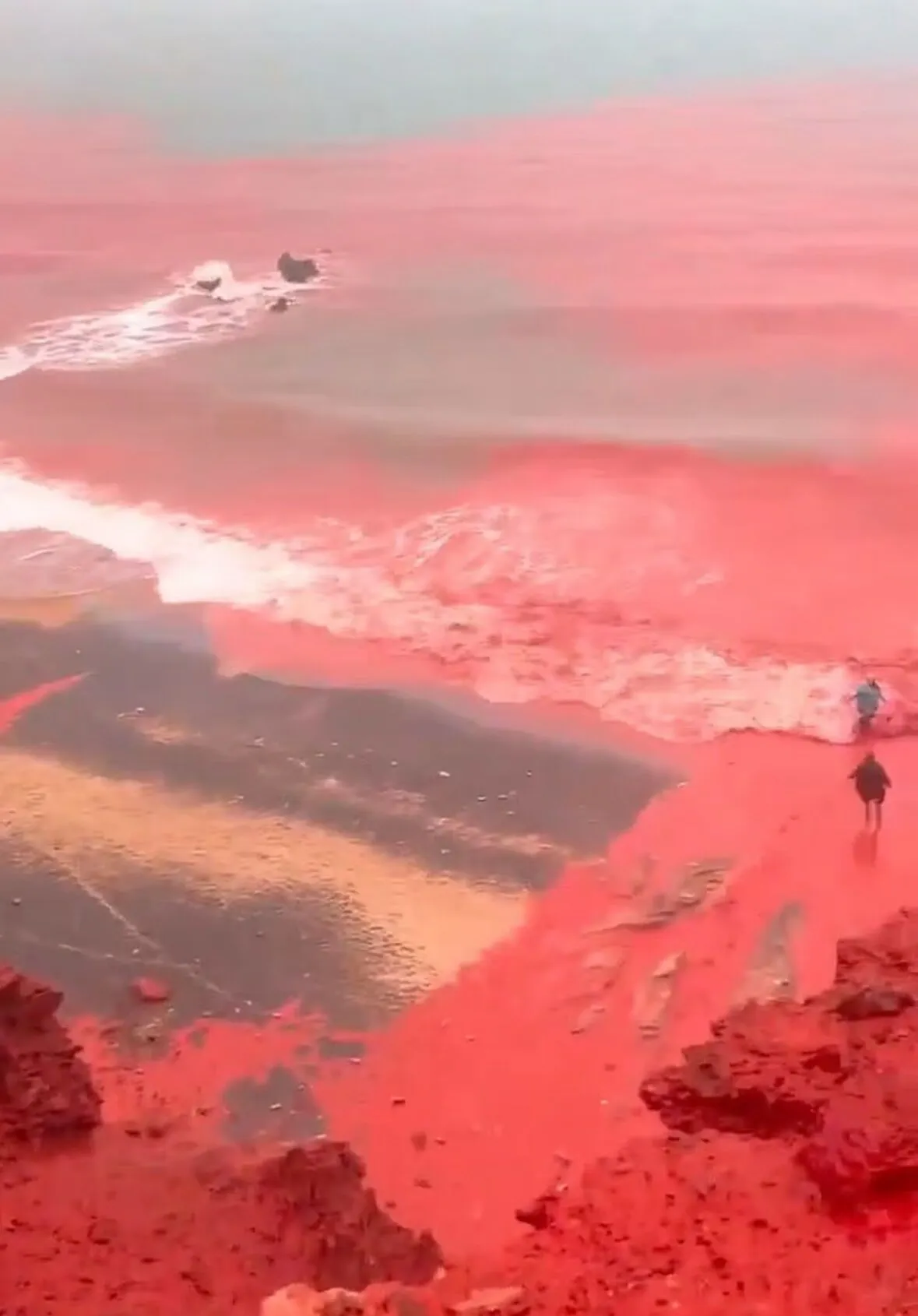 Нагадало біблійне пророцтво про "кінець світу": острів в Ірані залили "криваві ріки". Відео