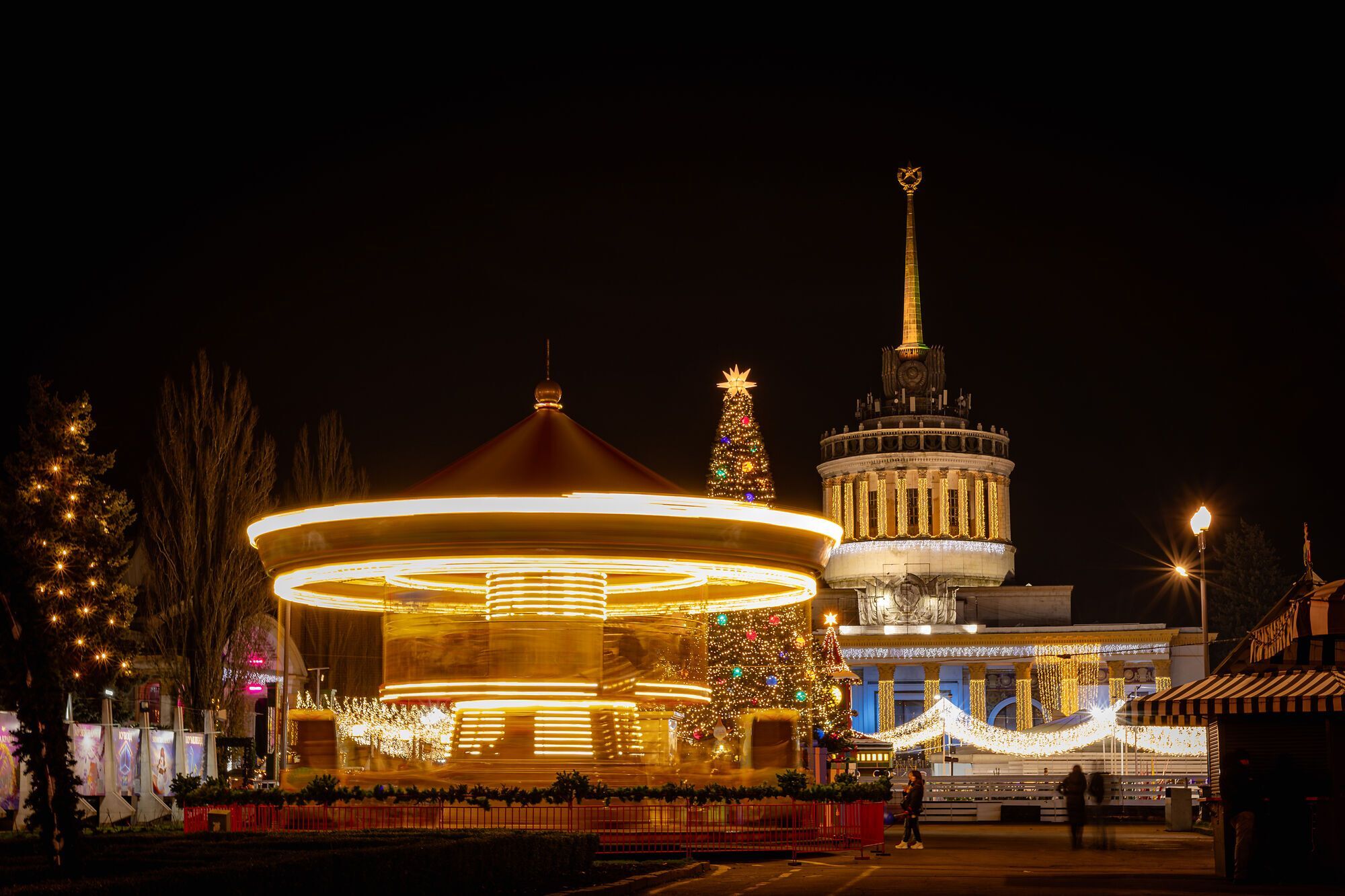 Самый большой каток, резиденция Санты и световые инсталляции: чем удивит "Зимняя страна" на ВДНХ в Киеве