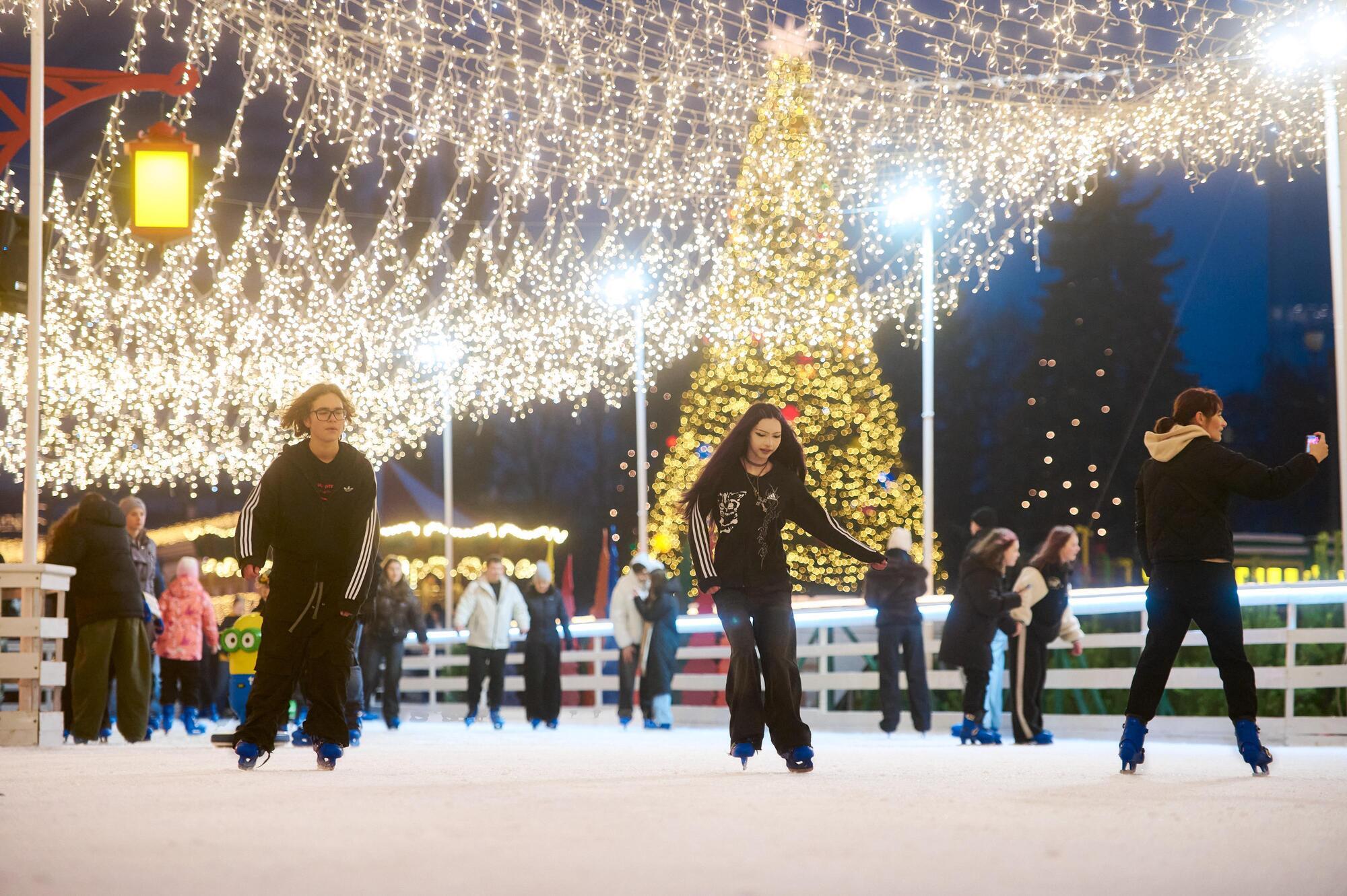 Самый большой каток, резиденция Санты и световые инсталляции: чем удивит "Зимняя страна" на ВДНХ в Киеве