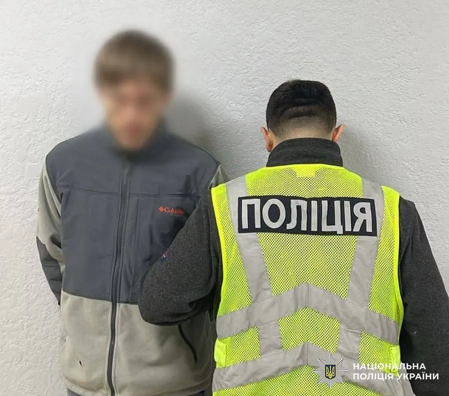 У Києві чоловік під час конфлікту задушив знайомого кайданками. Подробиці справи та фото