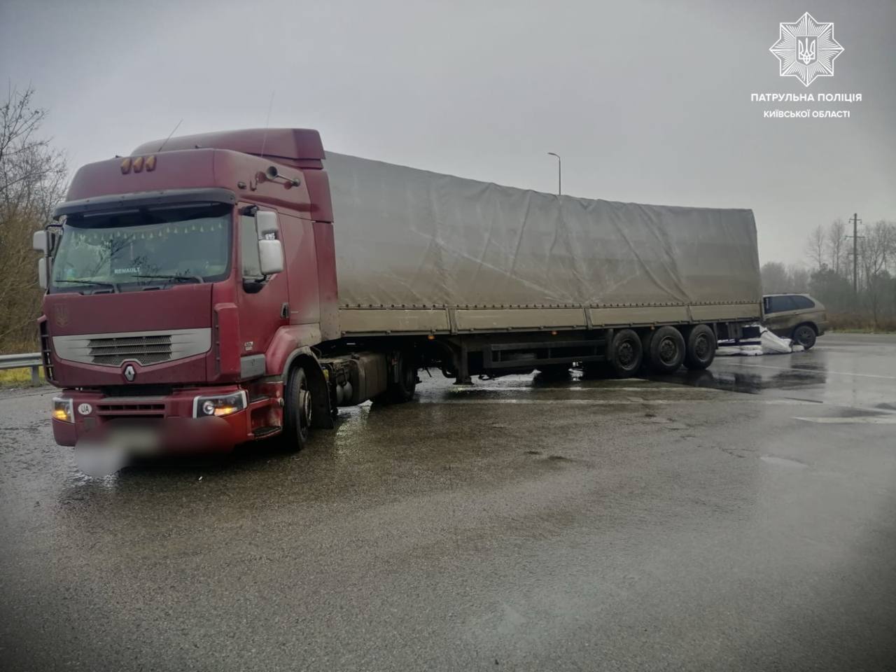 На Київщині зіткнулись вантажівка та легковик: є постраждалі, на Житомирській трасі виник затор. Фото та відео