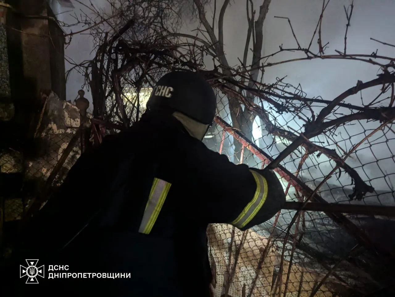 У Кривому Розі через ворожу атаку сталися пожежі: постраждали четверо людей. Фото