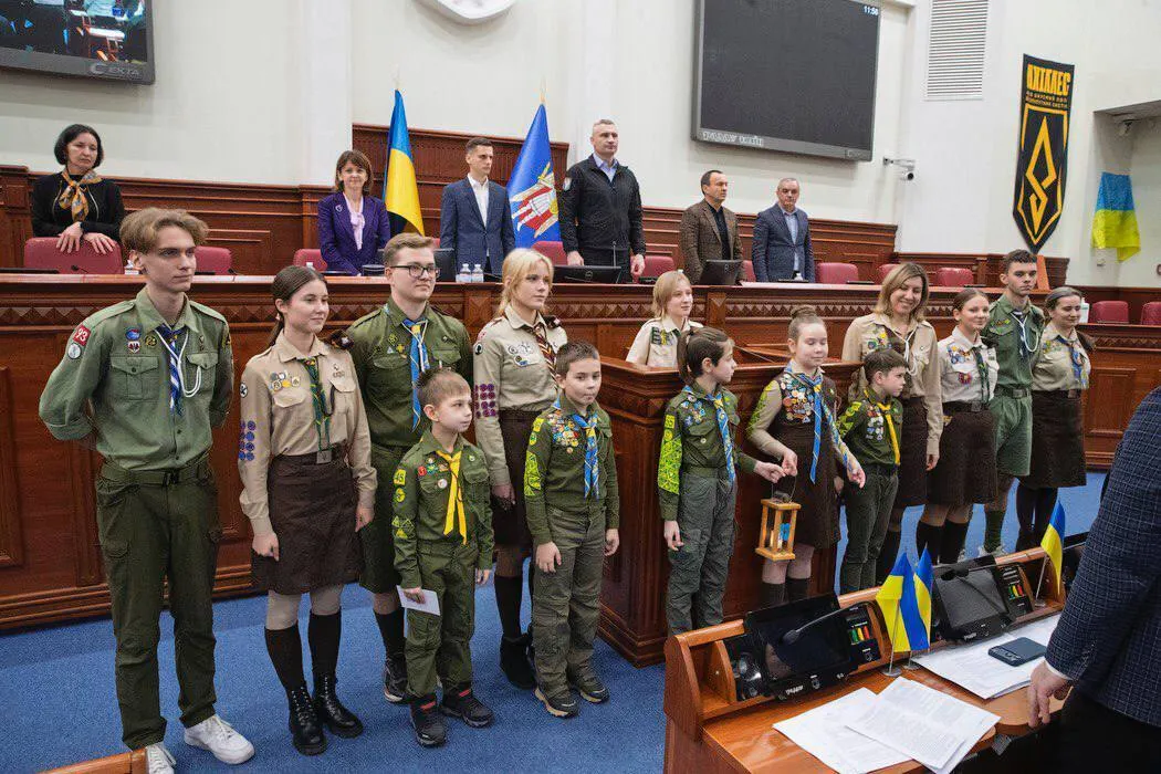 "Пласт" передав Київраді Вифлеємський вогонь. Фото
