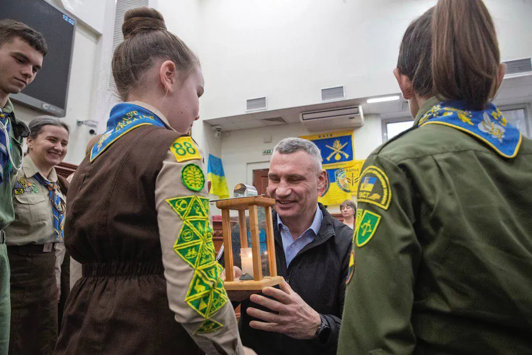 "Пласт" передав Київраді Вифлеємський вогонь. Фото