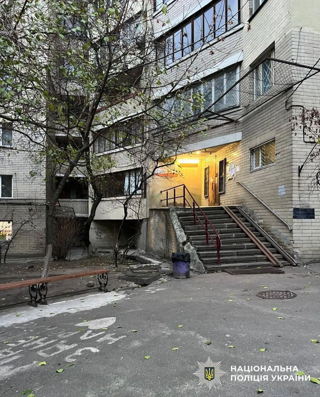 У Києві чоловік під час конфлікту задушив знайомого кайданками. Подробиці справи та фото