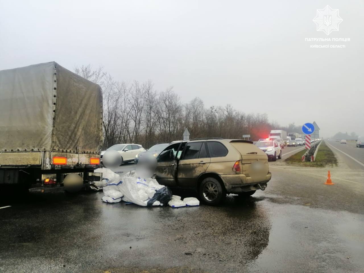 На Київщині зіткнулись вантажівка та легковик: є постраждалі, на Житомирській трасі виник затор. Фото та відео