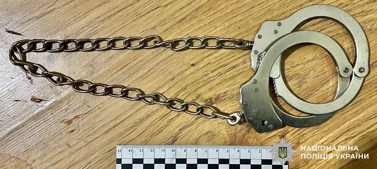 У Києві чоловік під час конфлікту задушив знайомого кайданками. Подробиці справи та фото