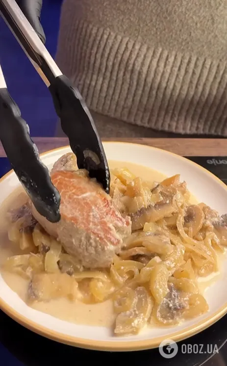 Сочная тушеная свинина на сковородке: рецепт для сытного ужина: