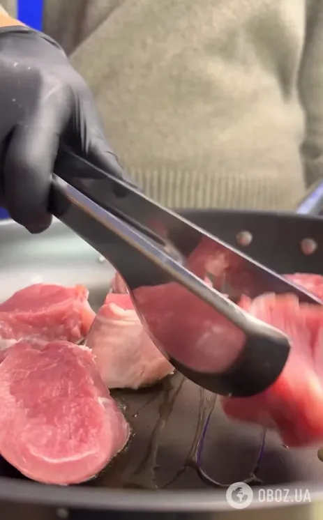 Сочная тушеная свинина на сковородке: рецепт для сытного ужина: