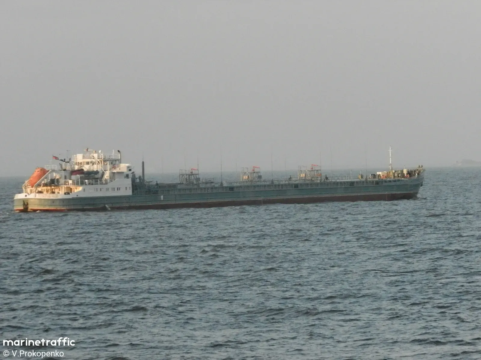 "Валерий Горчаков" попал под удар: что известно о танкере "теневого" флота России, пораженном в Ростове. Фото и видео