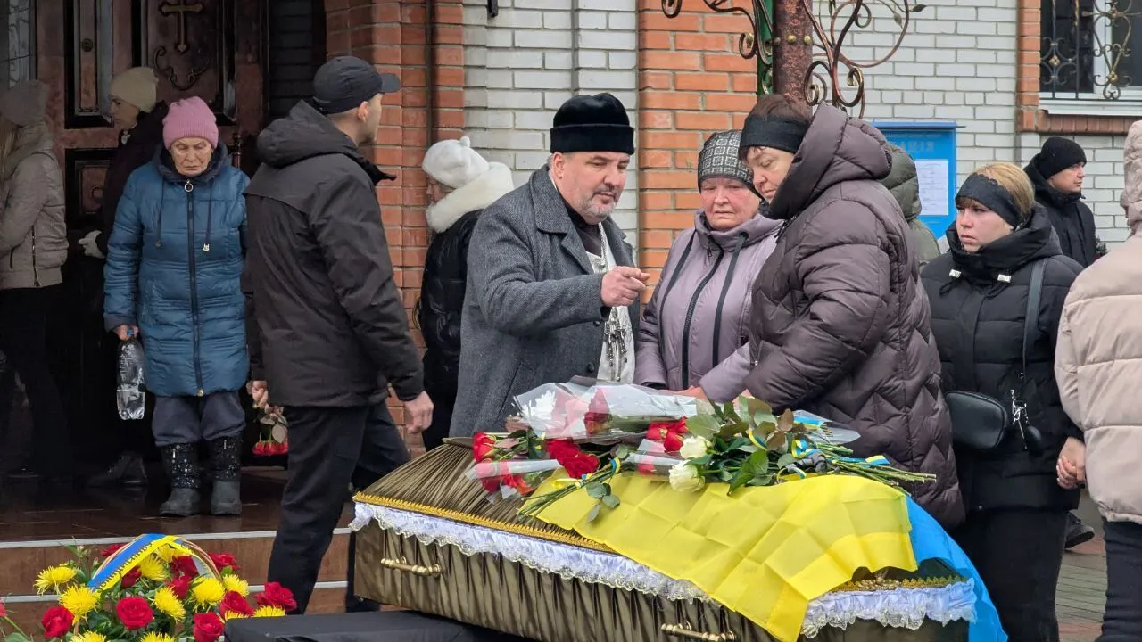 "Був людиною честі": на Харківщині попрощалися із сапером, який загинув на Донеччині. Фото