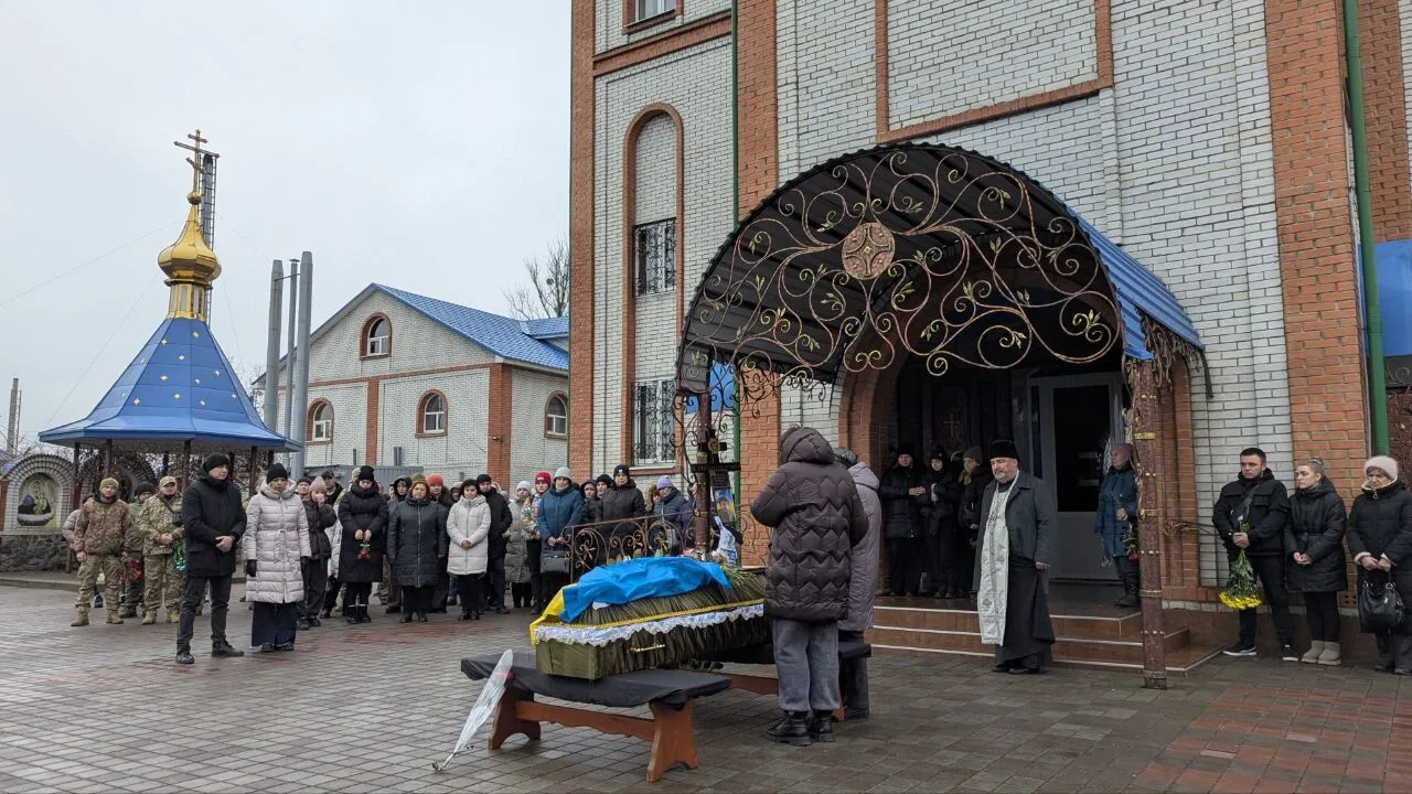 "Був людиною честі": на Харківщині попрощалися із сапером, який загинув на Донеччині. Фото