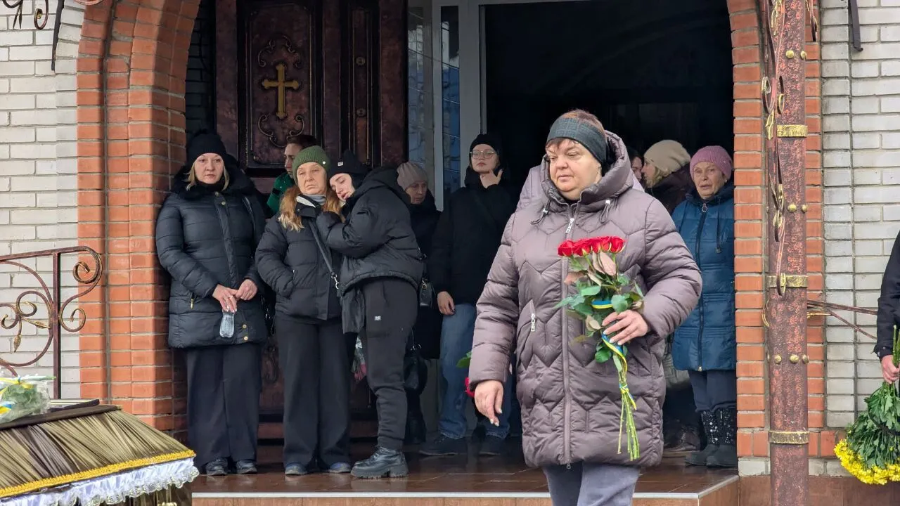 "Був людиною честі": на Харківщині попрощалися із сапером, який загинув на Донеччині. Фото