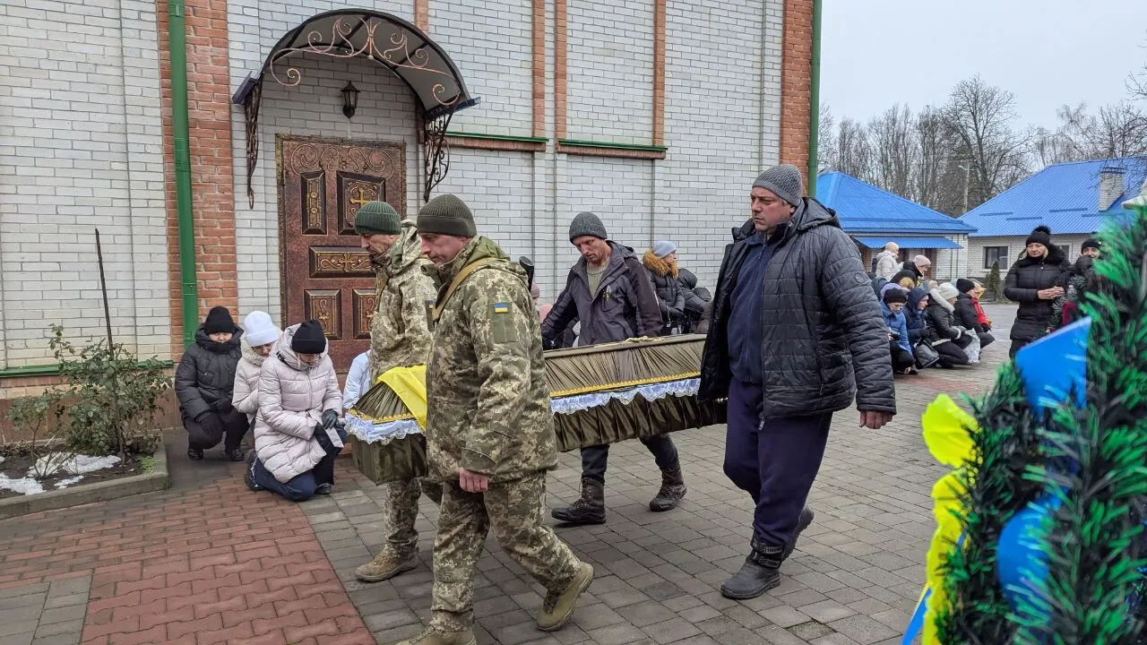 "Був людиною честі": на Харківщині попрощалися із сапером, який загинув на Донеччині. Фото