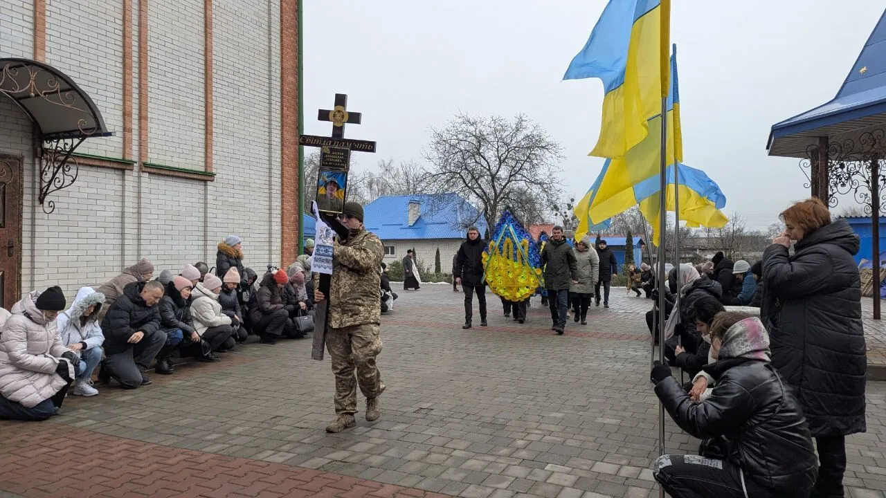 "Був людиною честі": на Харківщині попрощалися із сапером, який загинув на Донеччині. Фото