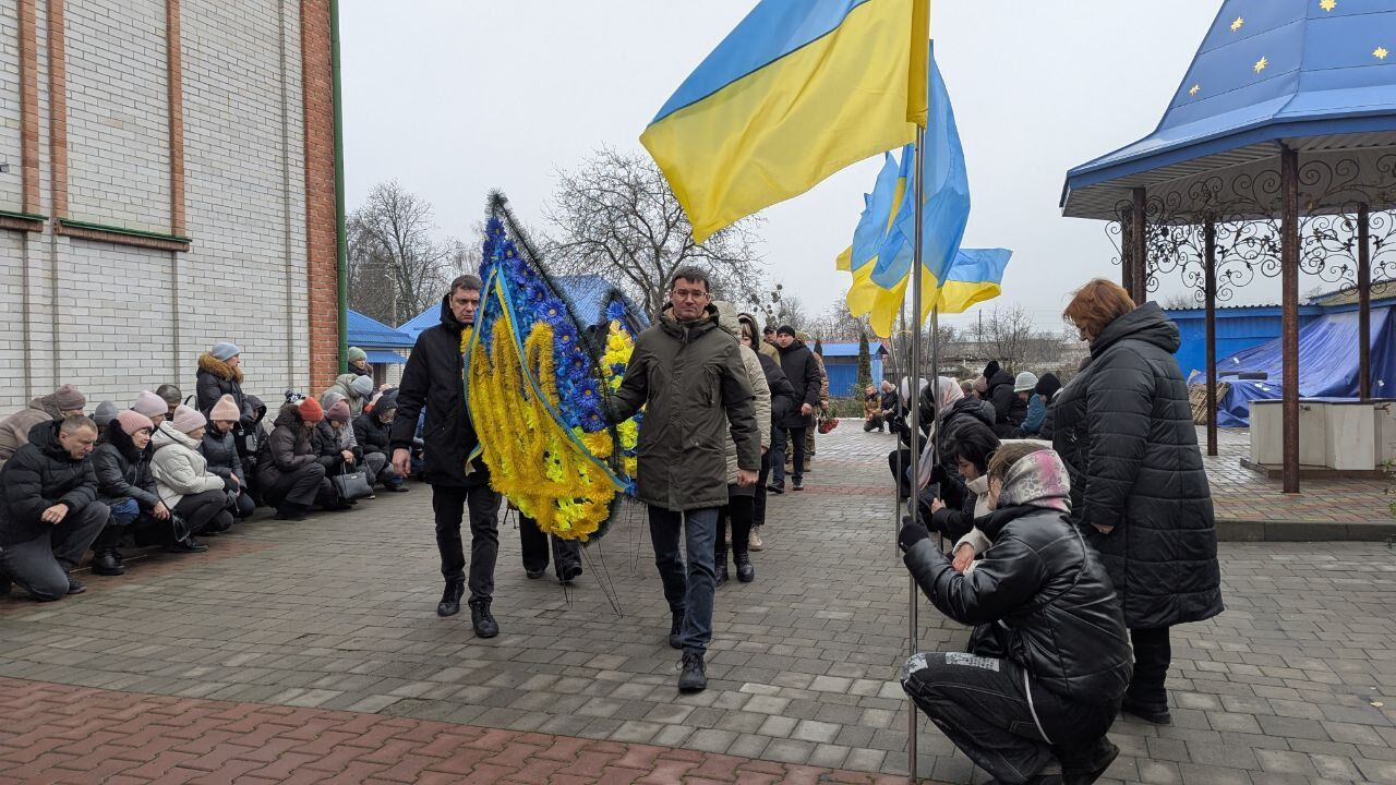 "Був людиною честі": на Харківщині попрощалися із сапером, який загинув на Донеччині. Фото