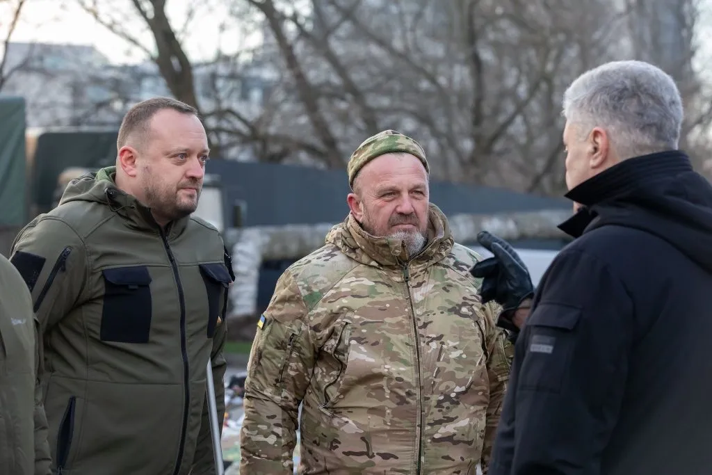 Подарок к Рождеству: фронтовые бригады получили 100 дронов-камикадзе "Молния" от Порошенко