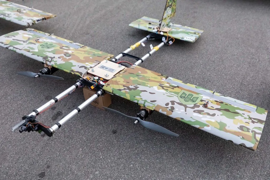 Подарок к Рождеству: фронтовые бригады получили 100 дронов-камикадзе "Молния" от Порошенко