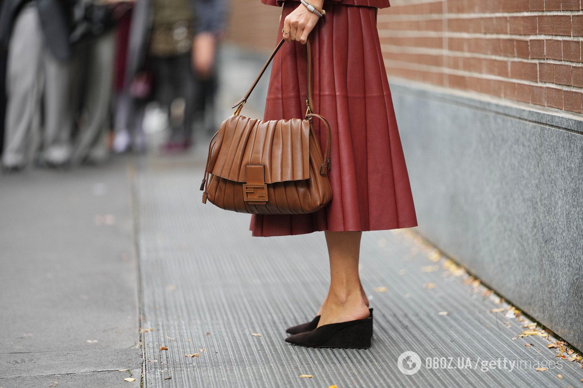 Заменят балетки: три пары удобной обуви, которую будут носить все в 2026 году