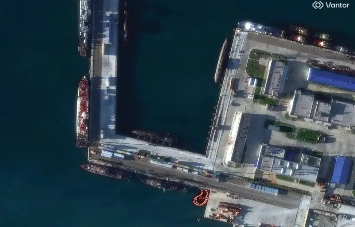 Задействовали баржи: россияне перекрыли вход к стоянке военных кораблей в Новороссийске после удара СБУ. Фото