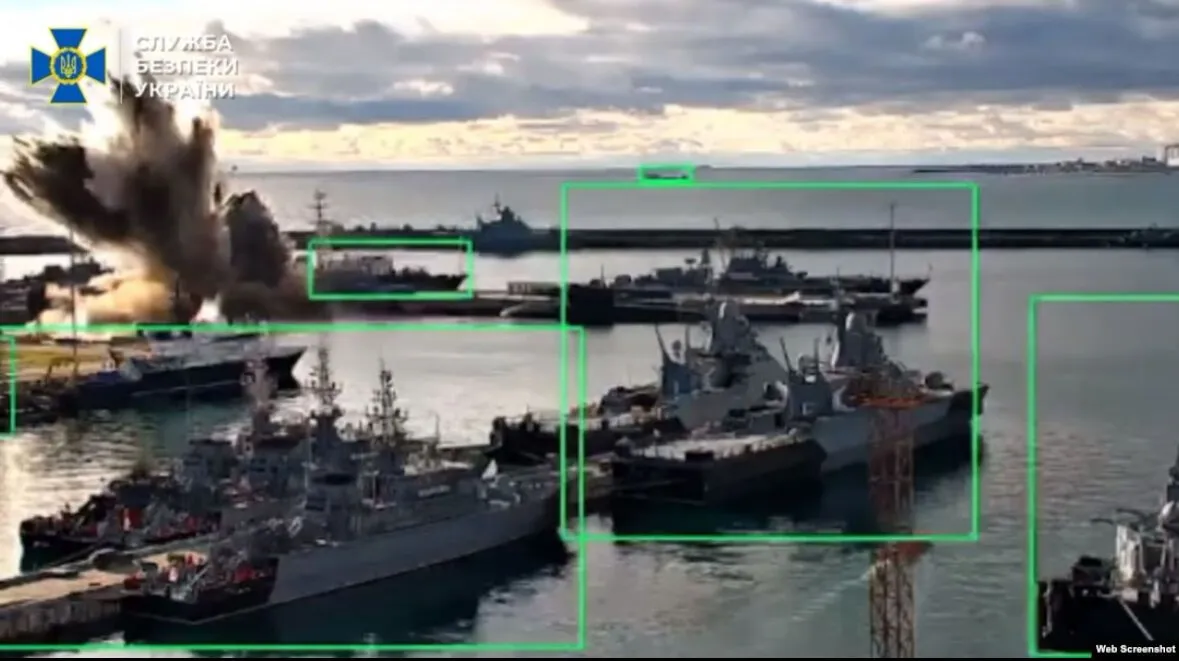 Задействовали баржи: россияне перекрыли вход к стоянке военных кораблей в Новороссийске после удара СБУ. Фото