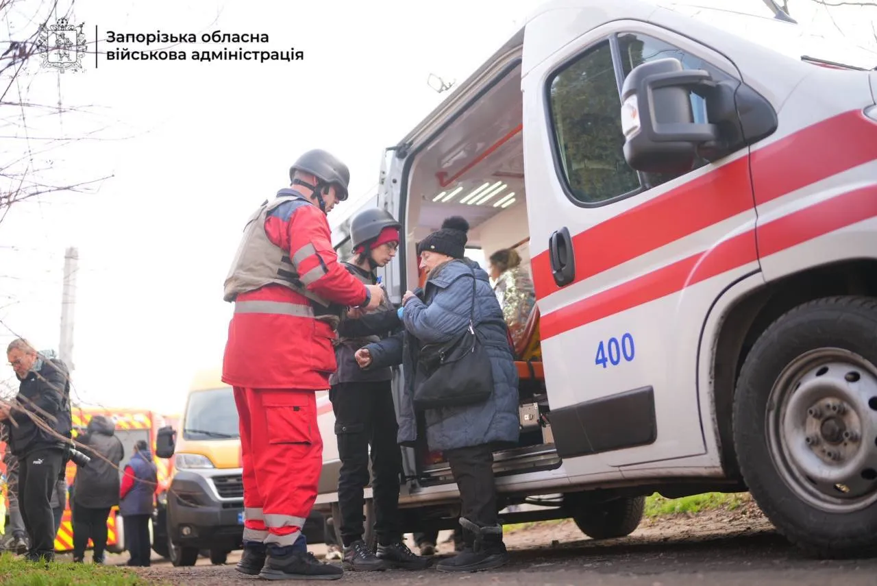 Під ударом був житловий сектор: окупанти атакували Запоріжжя, постраждали семеро людей. Фото та відео