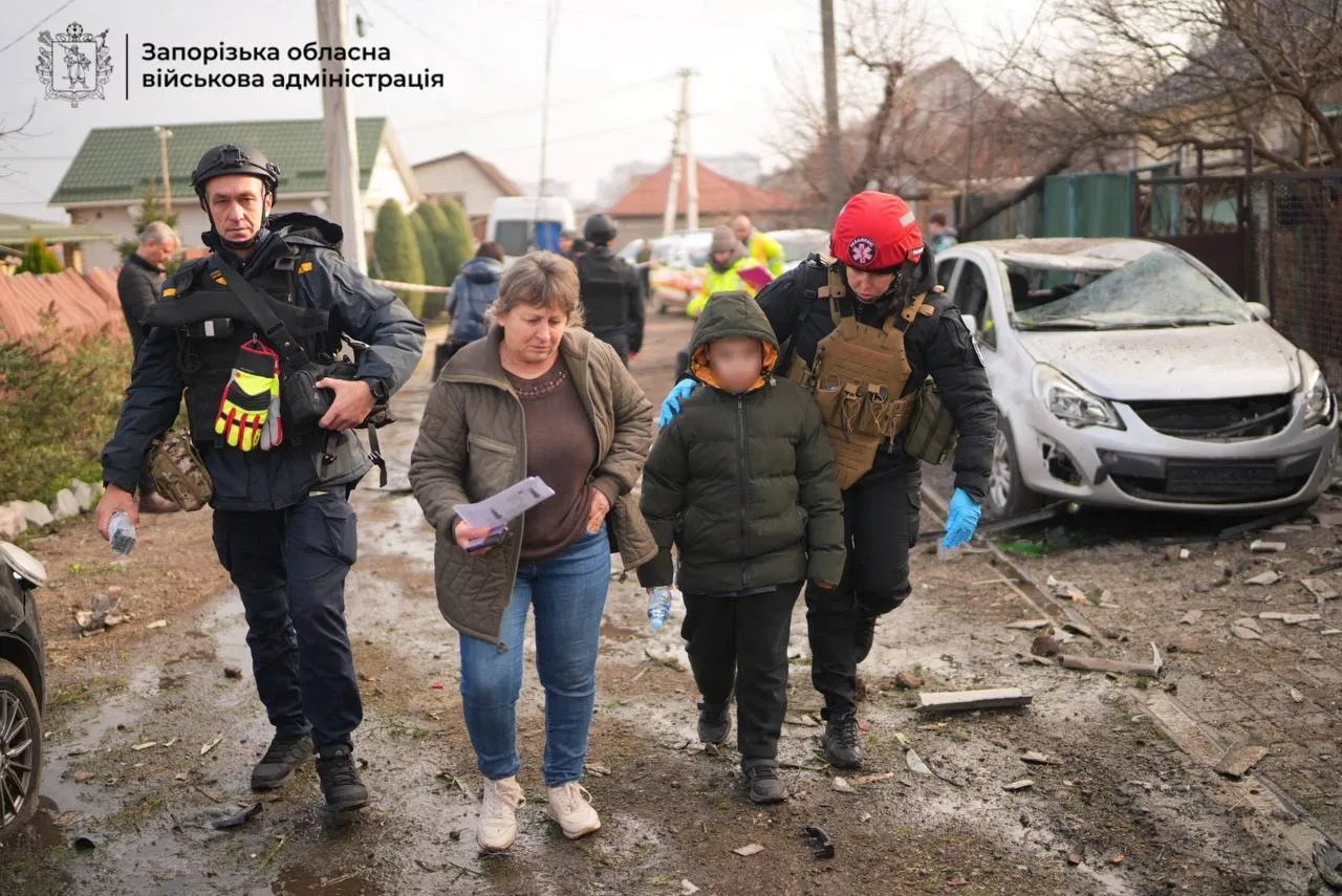 Під ударом був житловий сектор: окупанти атакували Запоріжжя, постраждали семеро людей. Фото та відео